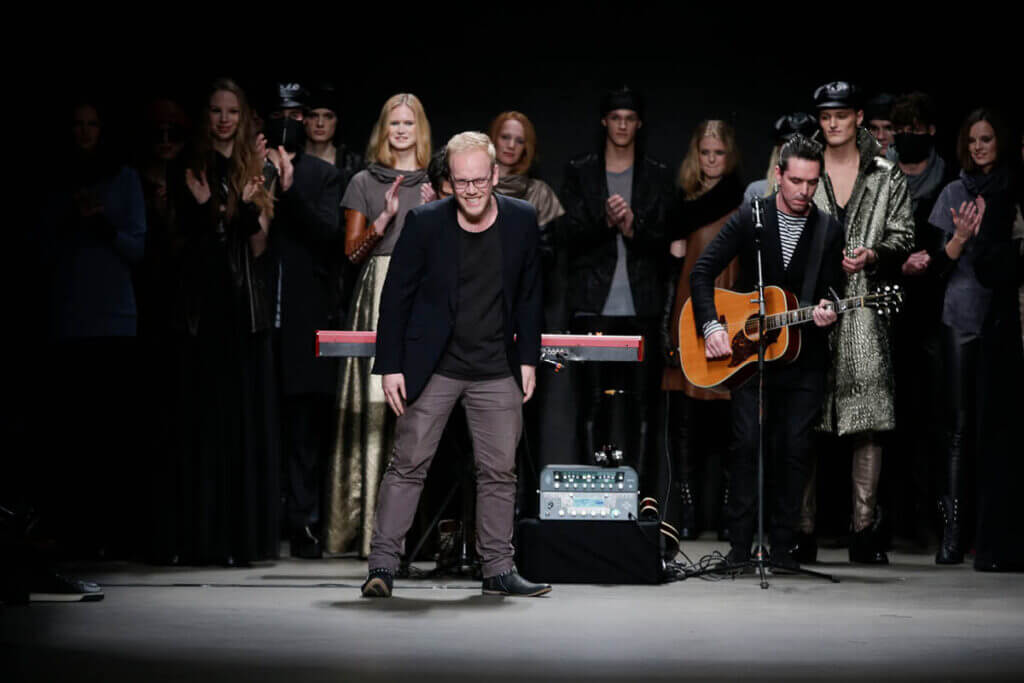 JANBOELO fall winter 2014 collection Fashion show finale with musicians performing.