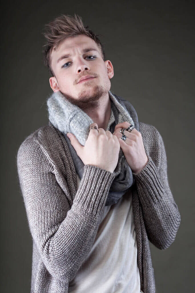 JANBOELO Model in stylish knitwear and scarf.