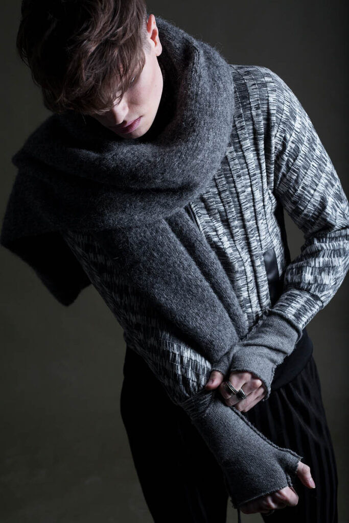 JANBOELO Model wearing stylish layered grey outfit.