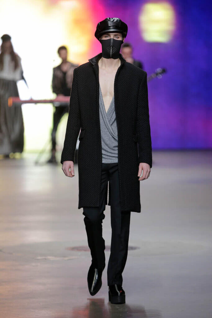 JANBOELO fall winter 2014 collection show look 1, Model in stylish black outfit walking.