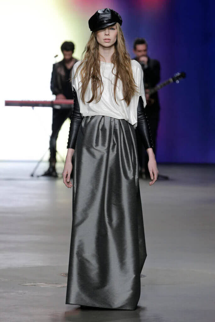 JANBOELO fall winter 2014 collection show look 2, Model in stylish metallic long skirt