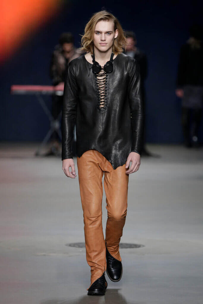 JANBOELO fall winter 2014 collection show look 21, Model in leather outfit on runway
