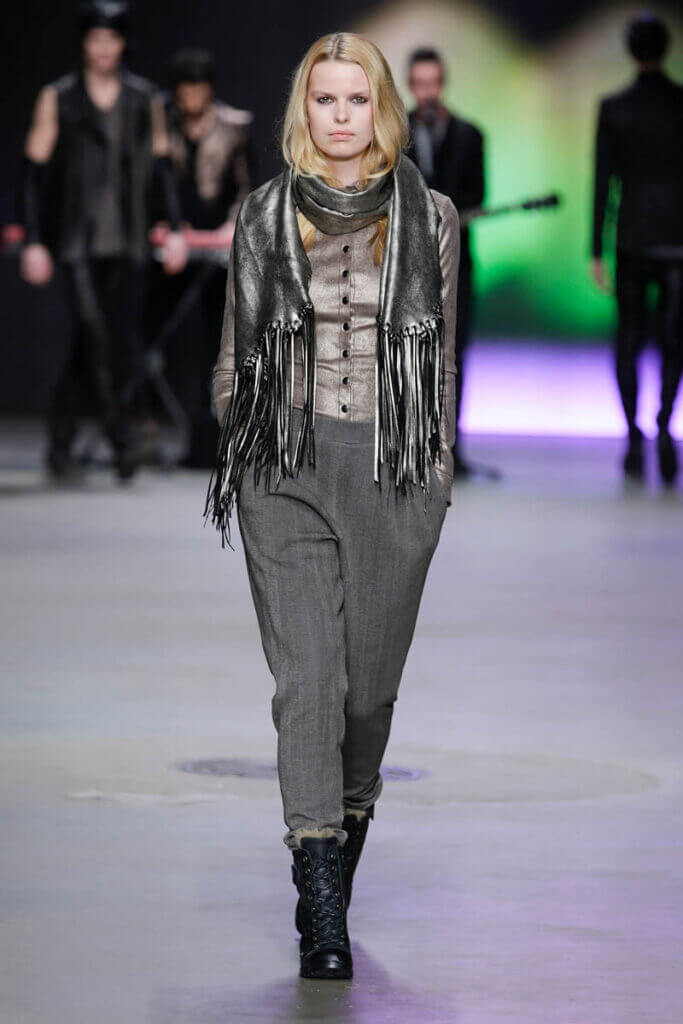 JANBOELO fall winter 2014 collection show look 5, Model in stylish grey outfit walking