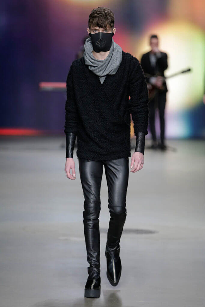 JANBOELO fall winter 2014 collection show look 8, Model in stylish black outfit walking.