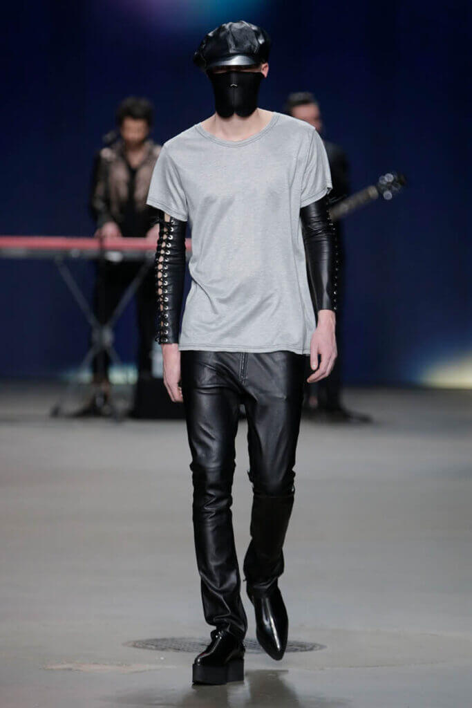 JANBOELO fall winter 2014 collection show look 9, Model in grey shirt and leather trousers