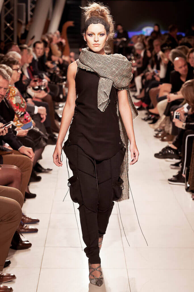 JANBOELO Fashion Show fall winter 2016 look 14, model in modern black outfit