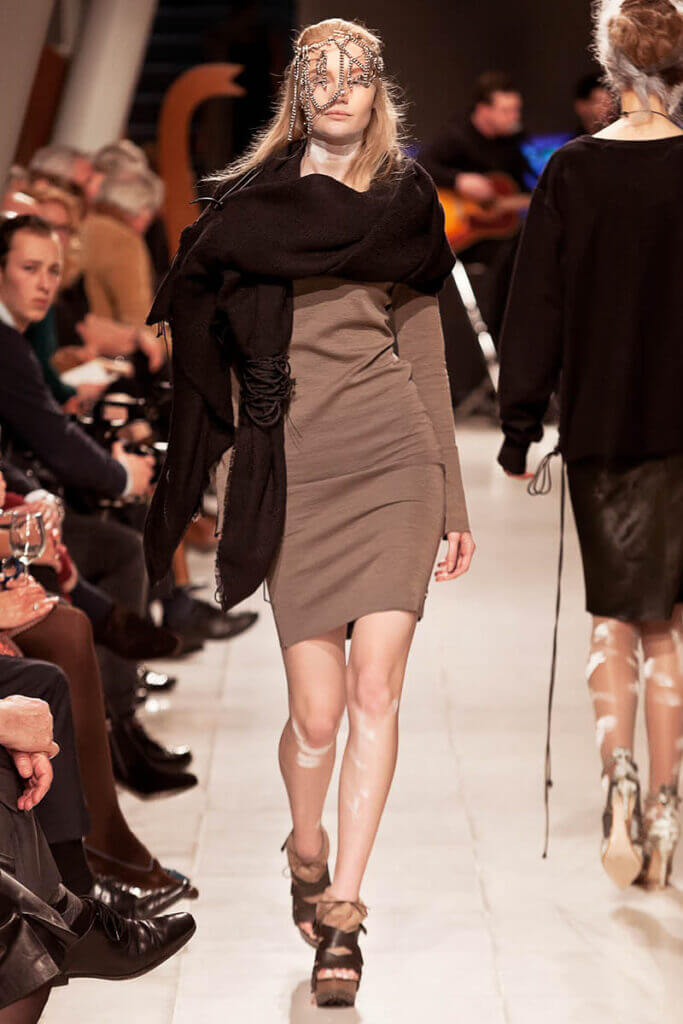 JANBOELO Fashion Show fall winter 2016 look 16, model in brown dress and scarf