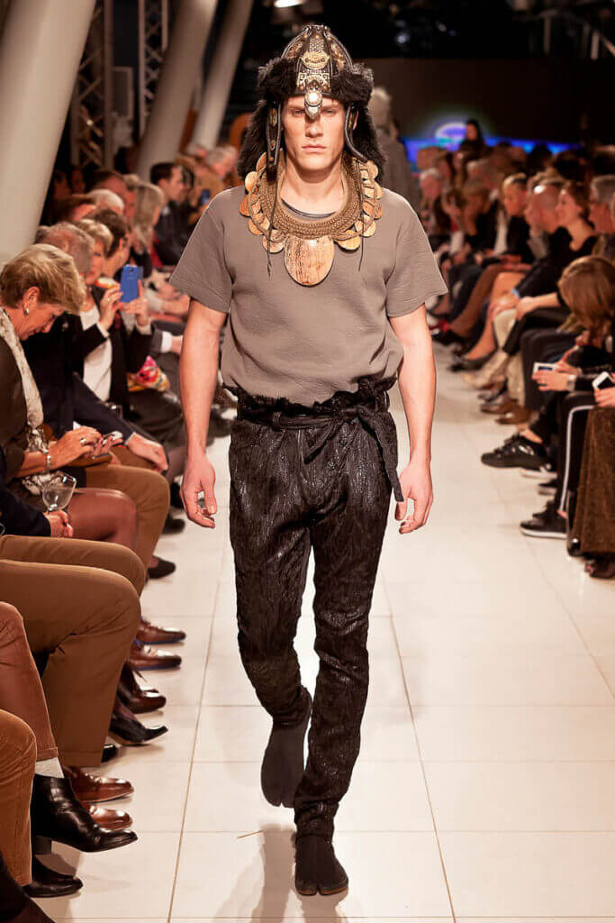 JANBOELO Fashion Show fall winter 2016 look 18, model in avant gardish outfit