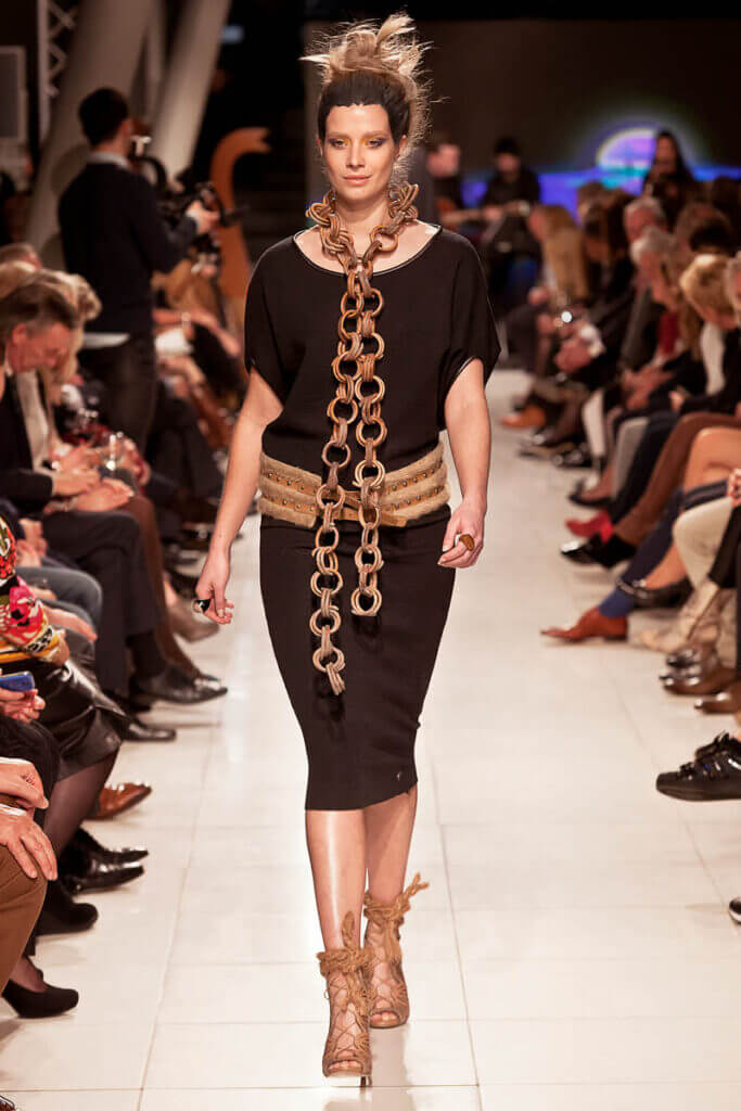 JANBOELO Fashion Show fall winter 2016 look 22, model in modern black dress