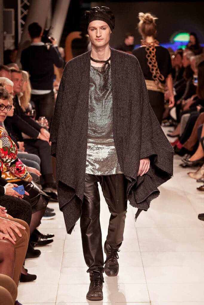 JANBOELO Fashion Show fall winter 2016 look 23, model with grey cape and leather pants