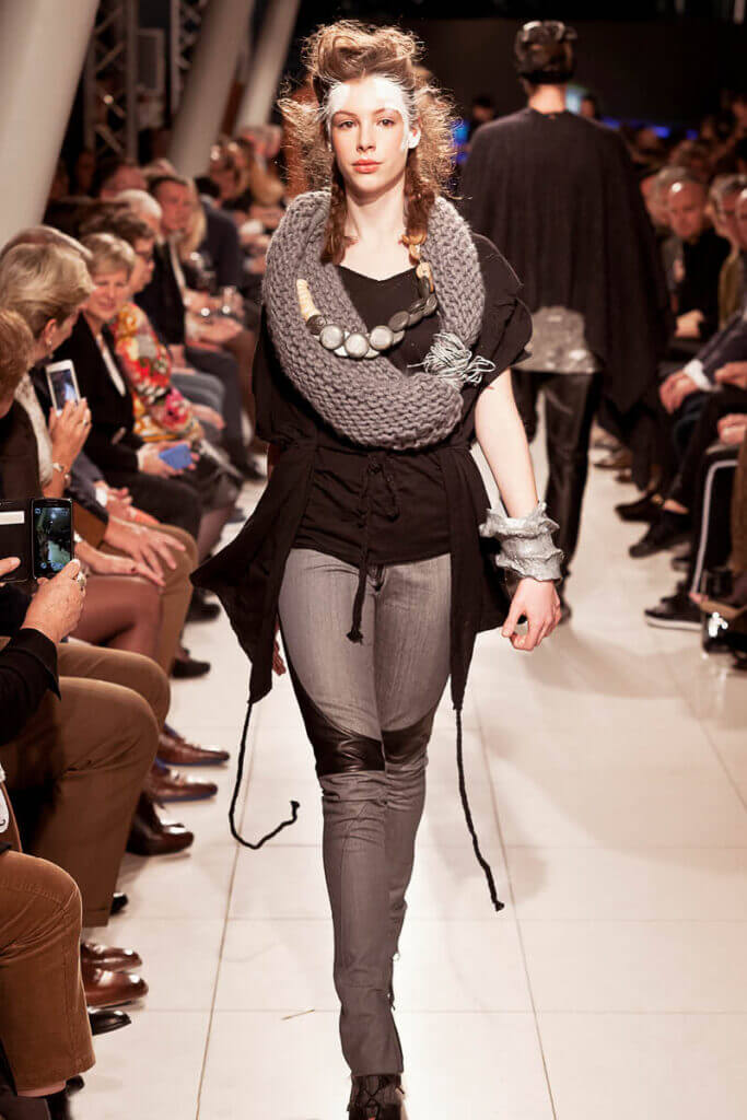JANBOELO Fashion Show fall winter 2016 look 24, model in modern grey and black outfit
