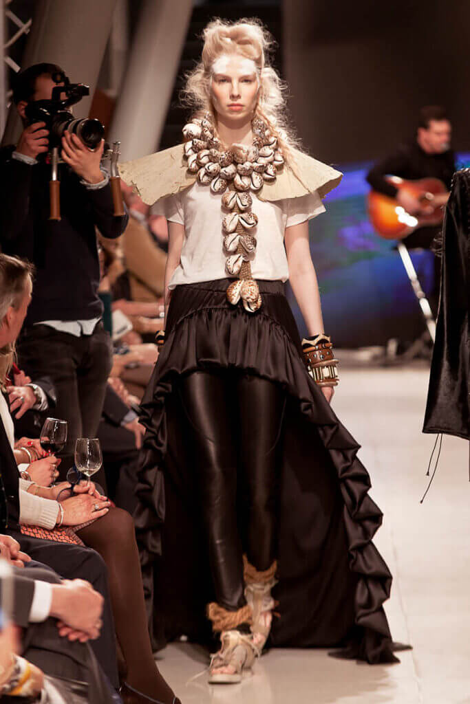 JANBOELO Fashion Show fall winter 2016 look 28, model in avantgarde outfit