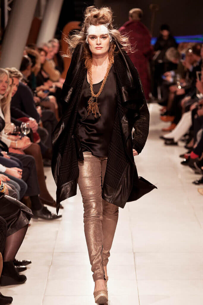 JANBOELO Fashion Show fall winter 2016 look 3, model with big modern coat and trousers