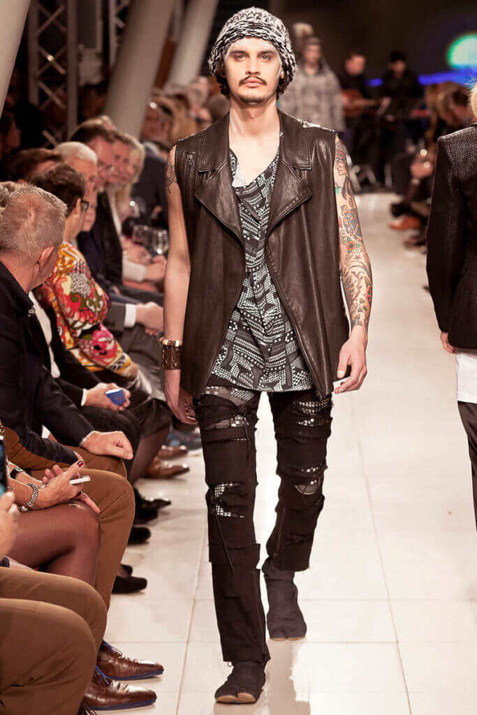 JANBOELO Fashion Show fall winter 2016 look 33, model in stylish black outfit with prints
