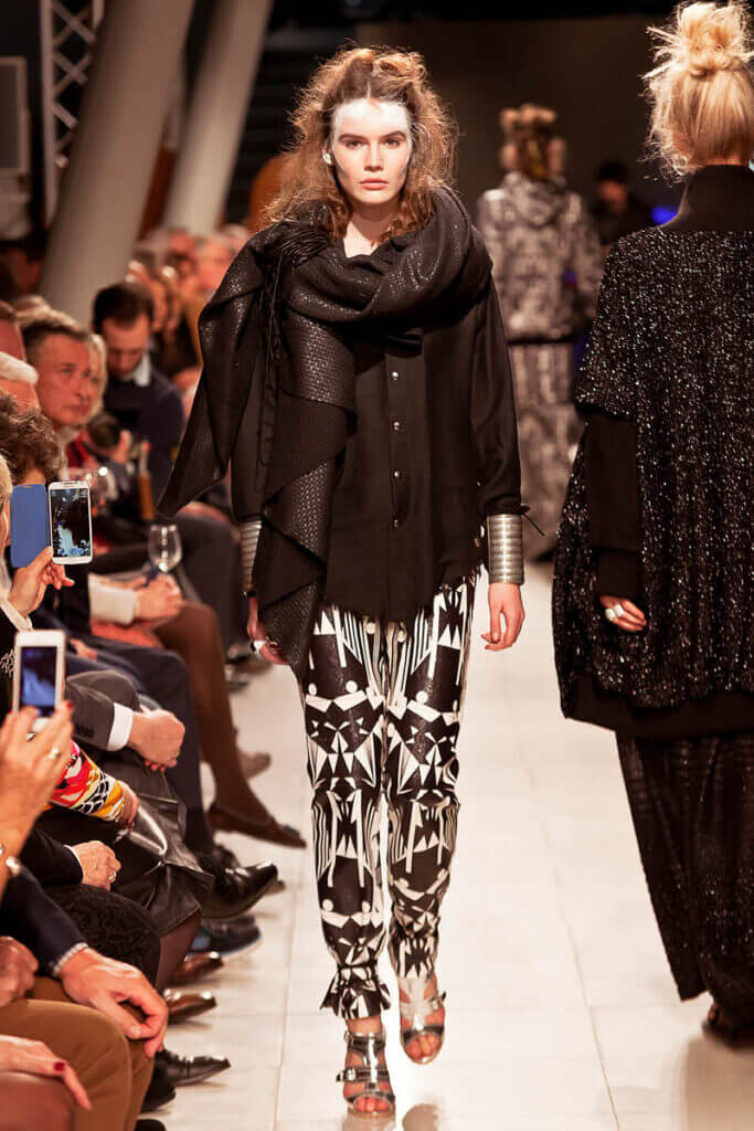 JANBOELO Fashion Show fall winter 2016 look 37, Model with black outfit and big scarf