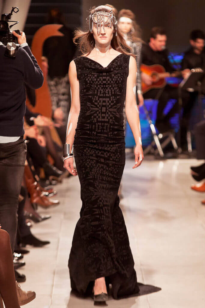 JANBOELO Fashion Show fall winter 2016 look 38, Model in black dress with block print