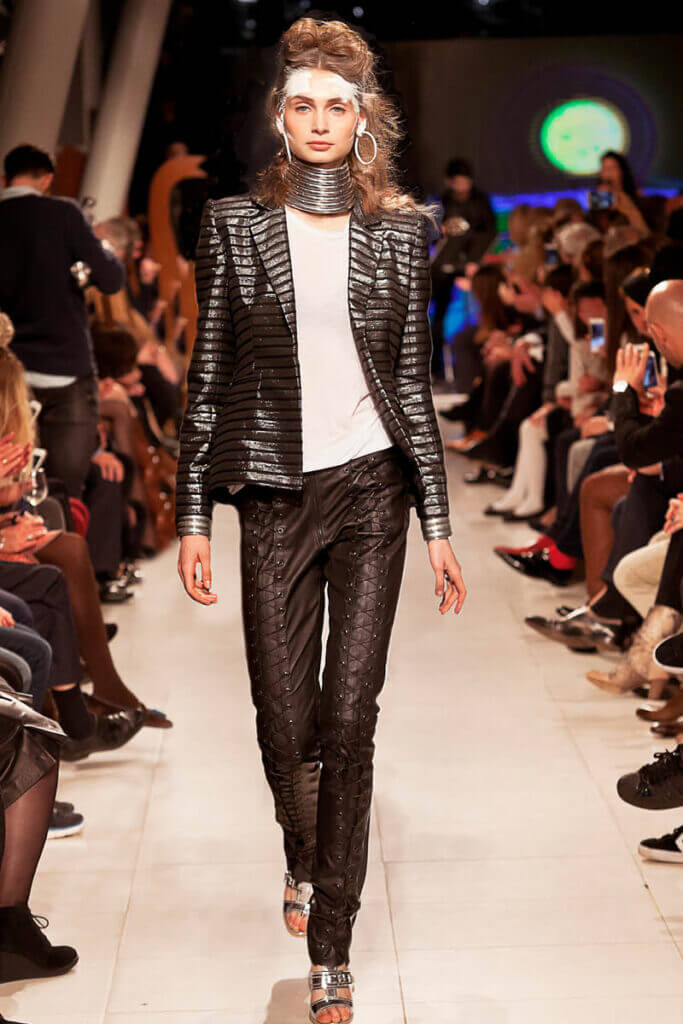 JANBOELO Fashion Show fall winter 2016 look 39, Model in stylish black outfit walking