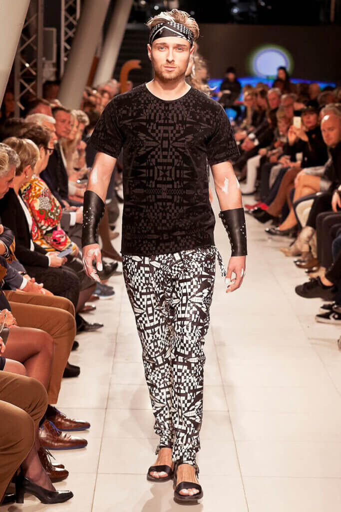 JANBOELO Fashion Show fall winter 2016 look 40, Model showcasing bold patterned outfit.