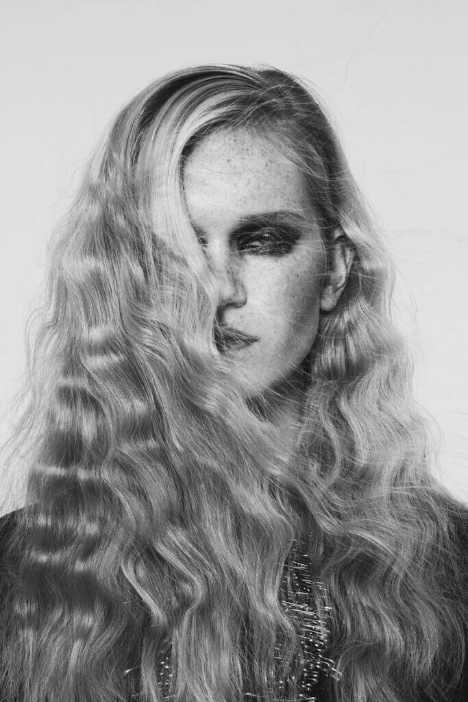 JANBOELO lookbook shot by Robin de Puy for spring summer collection portrait 2, Model with wavy hair and freckles.
