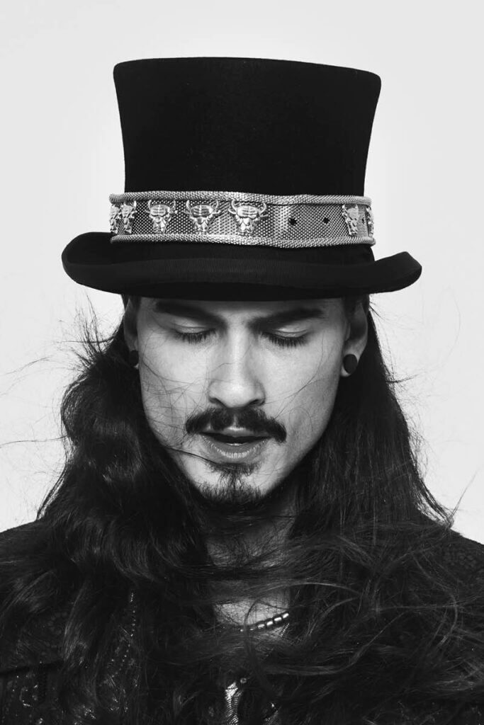 JANBOELO lookbook shot by Robin de Puy for spring summer collection portrait 3, Man with long hair and top hat.