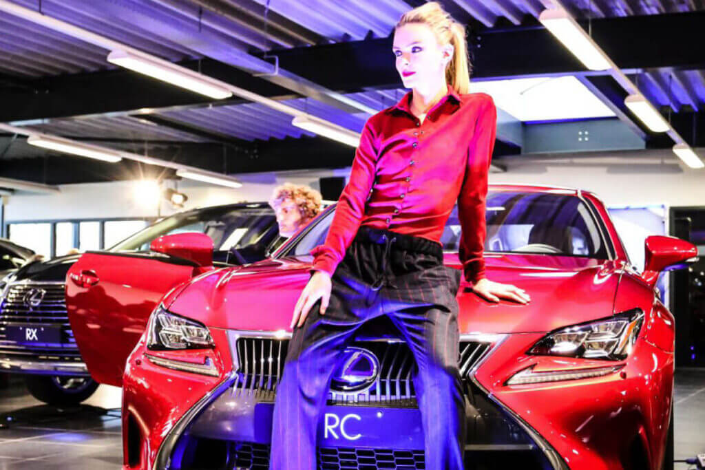 JANBOELO Spring Summer 2016 presentation, model posing with Lexus car in showroom