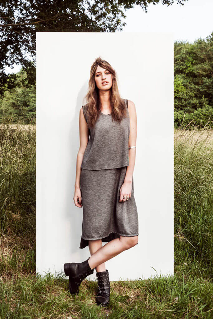 JANBOELO Model in grey outfit against backdrop.