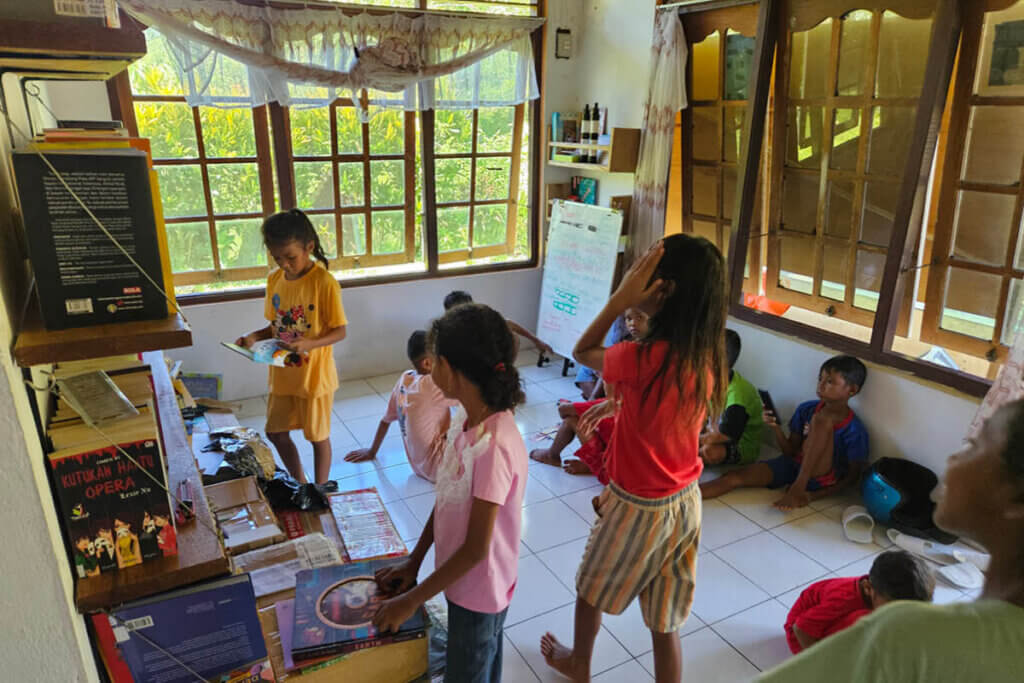 Children at the Baileo of Heka Leka on Saparua Island which functions also as a library and place to visit after school