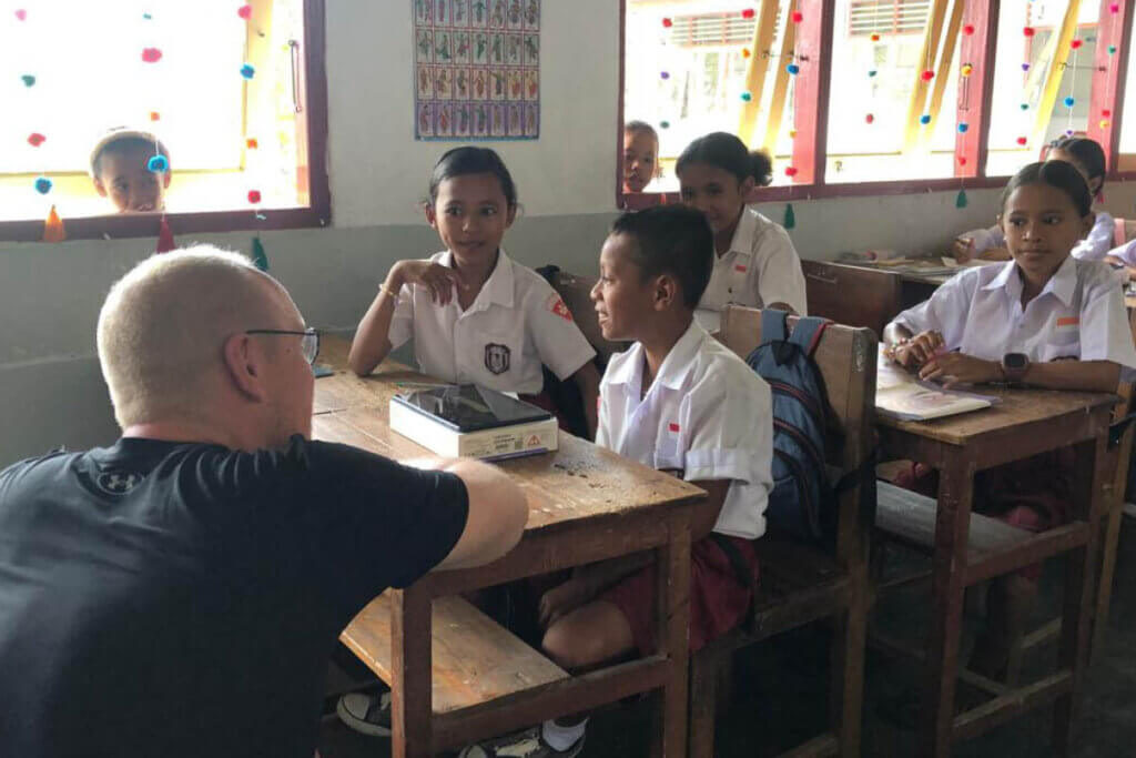 Jan Boelo in conversation with children about the 40k digital learning programme of Heka Leka whilst learning about education in the Moluccas on Saparua Island